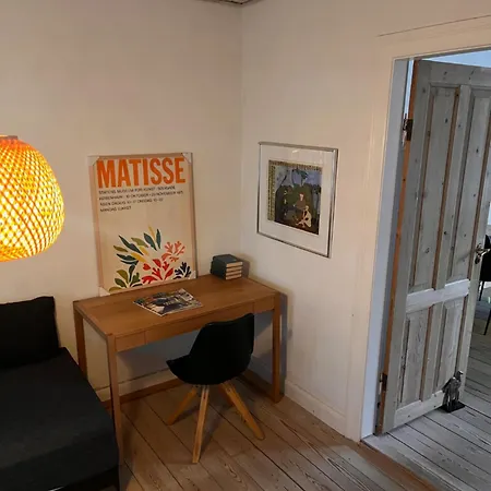 City House With Terrace, Garden And Free Parking-3